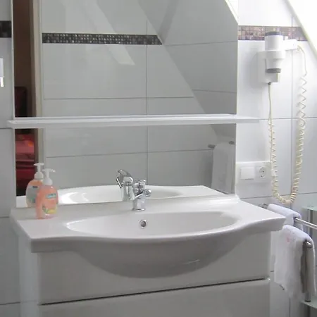 בית הארחה Hotel-pension Adler Untertuerkheim *